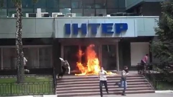 В Киеве горит здание телеканала `Интер`